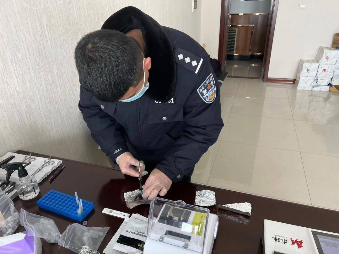富锦市公安局禁毒大队开展涉毒人员毛发抽检工作