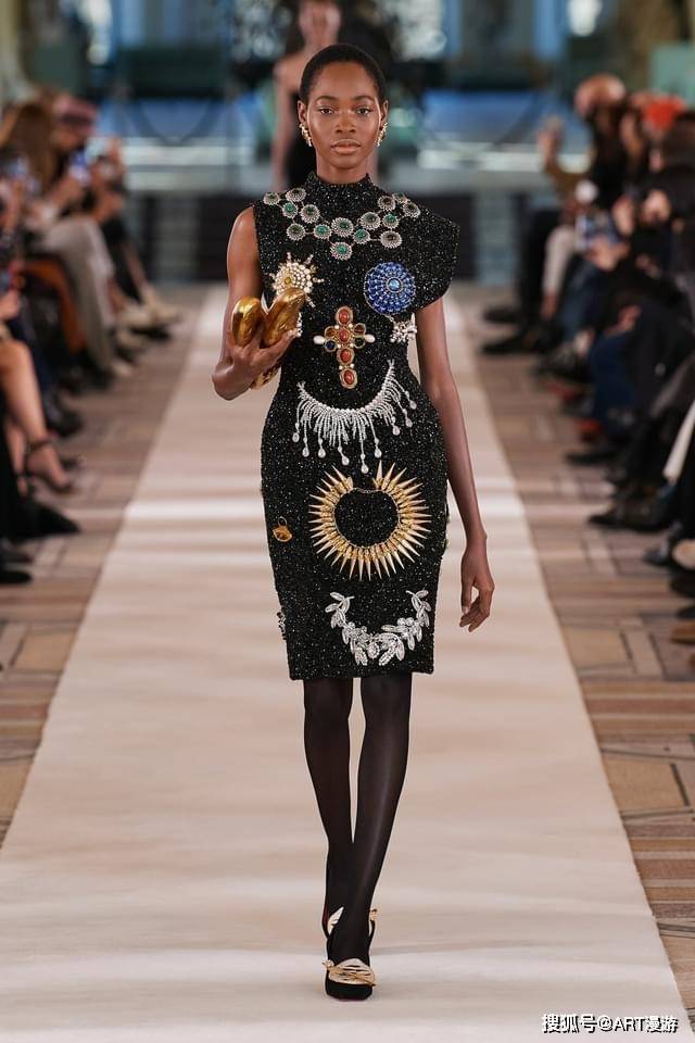 黑色 万众瞩目|艺术时尚|超现实色彩的Schiaparelli打破高定美学的天际线 ...