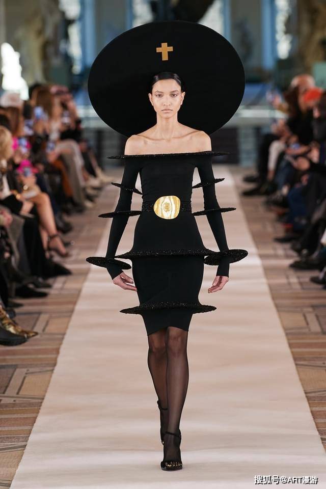 黑色 万众瞩目|艺术时尚|超现实色彩的Schiaparelli打破高定美学的天际线 ...
