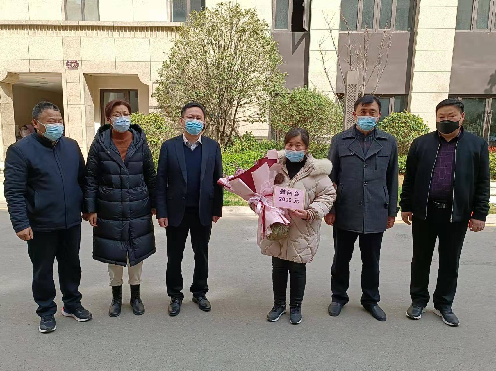 石榴街道党工委书记陈光明带领街道三套班子负责同志慰问张玉荣郄小燕