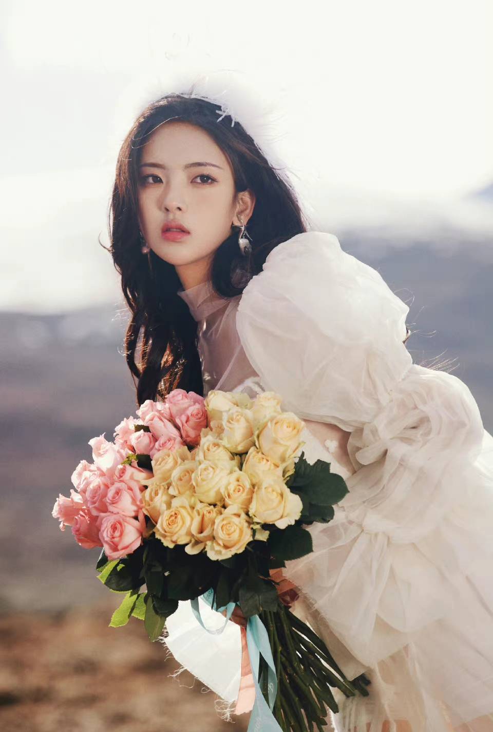 杨超越荒野玫瑰写真，每一张都是可以当壁纸的程度