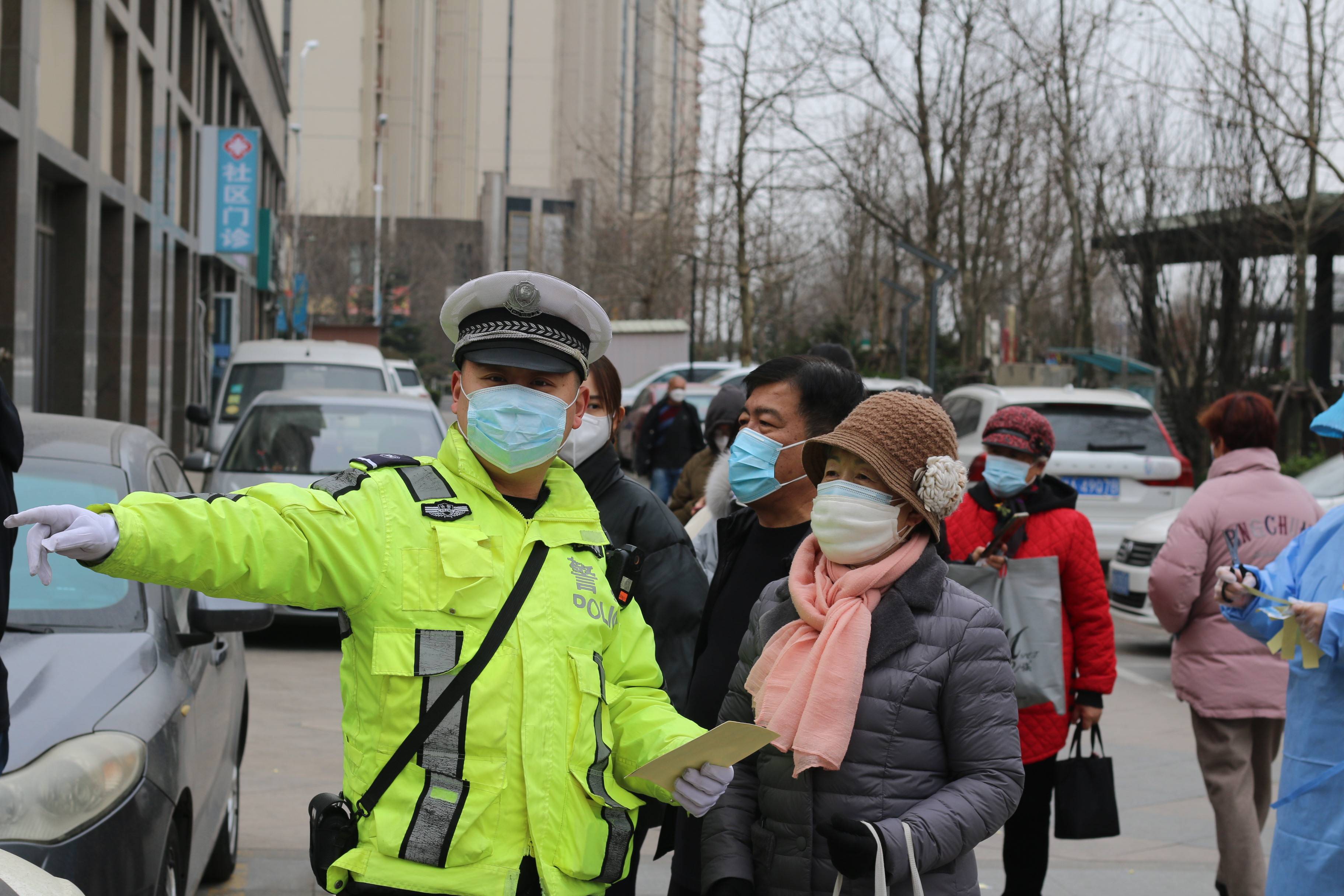 集中检测点和集中检测开展时间,在每个检测点安排警力现场指挥交通