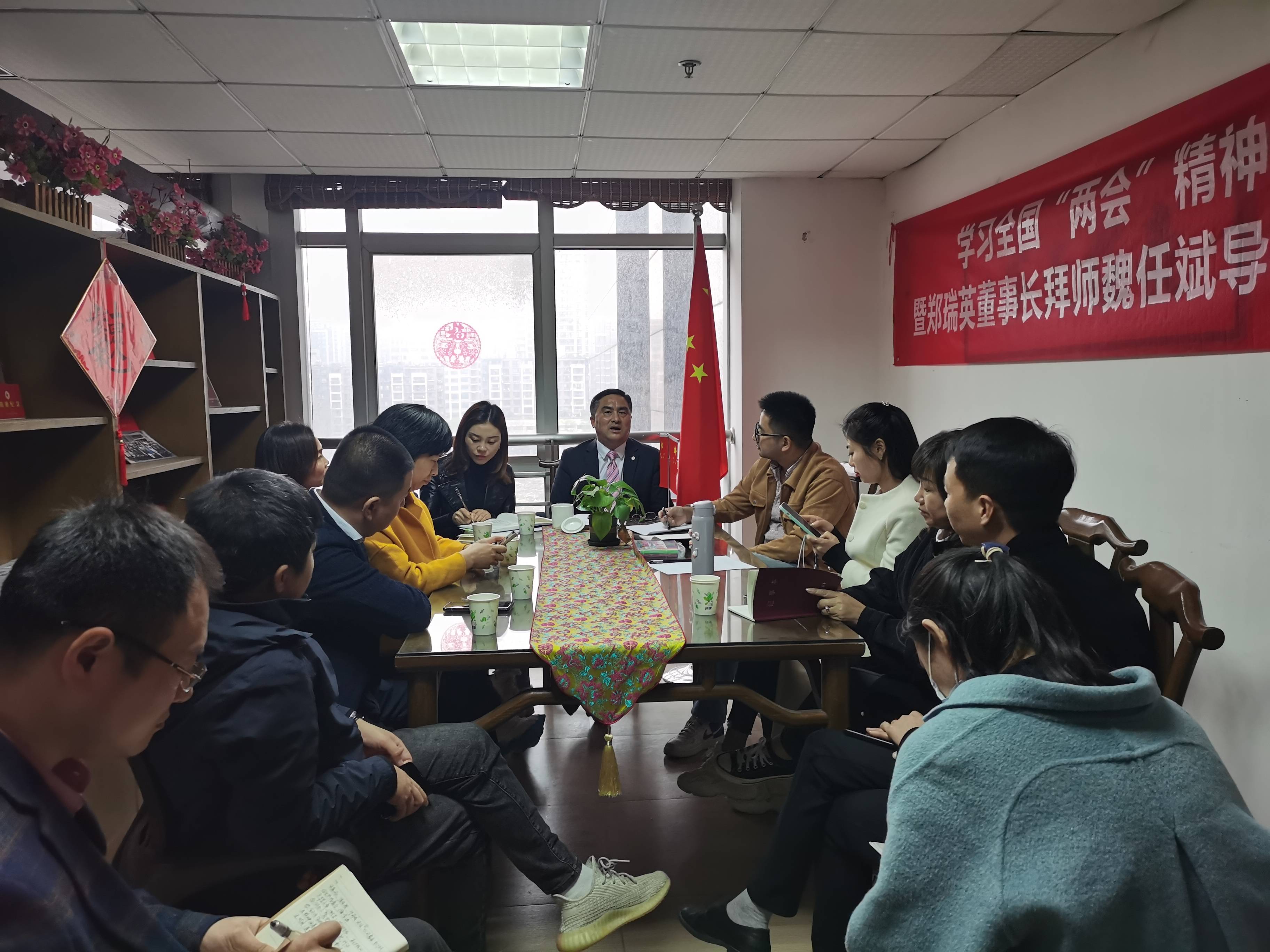 魏任斌教授弟子何晖（如辉教师品牌创始人）学习全国两会精神