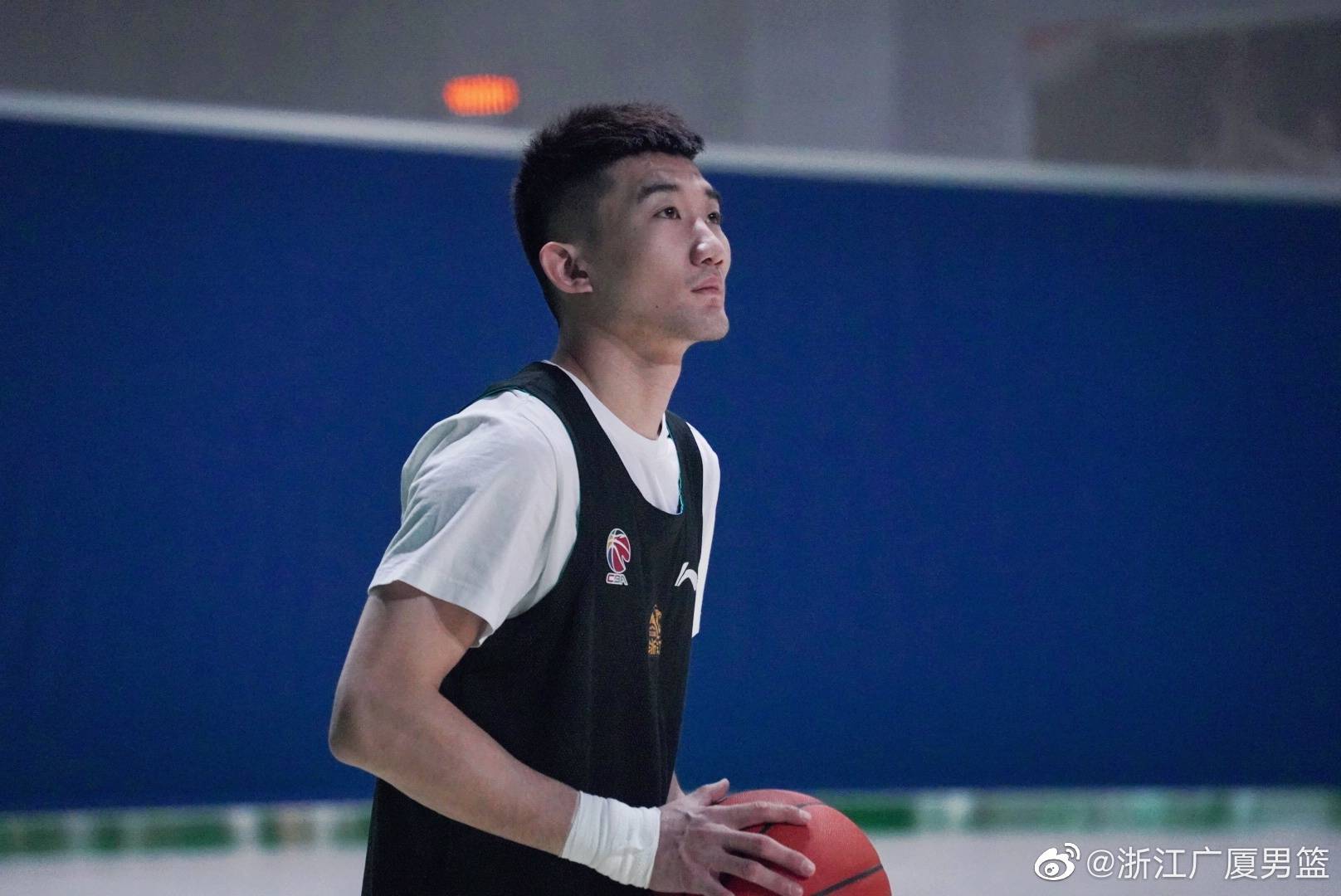 组图广厦积极备战季后赛冯欣持球突破