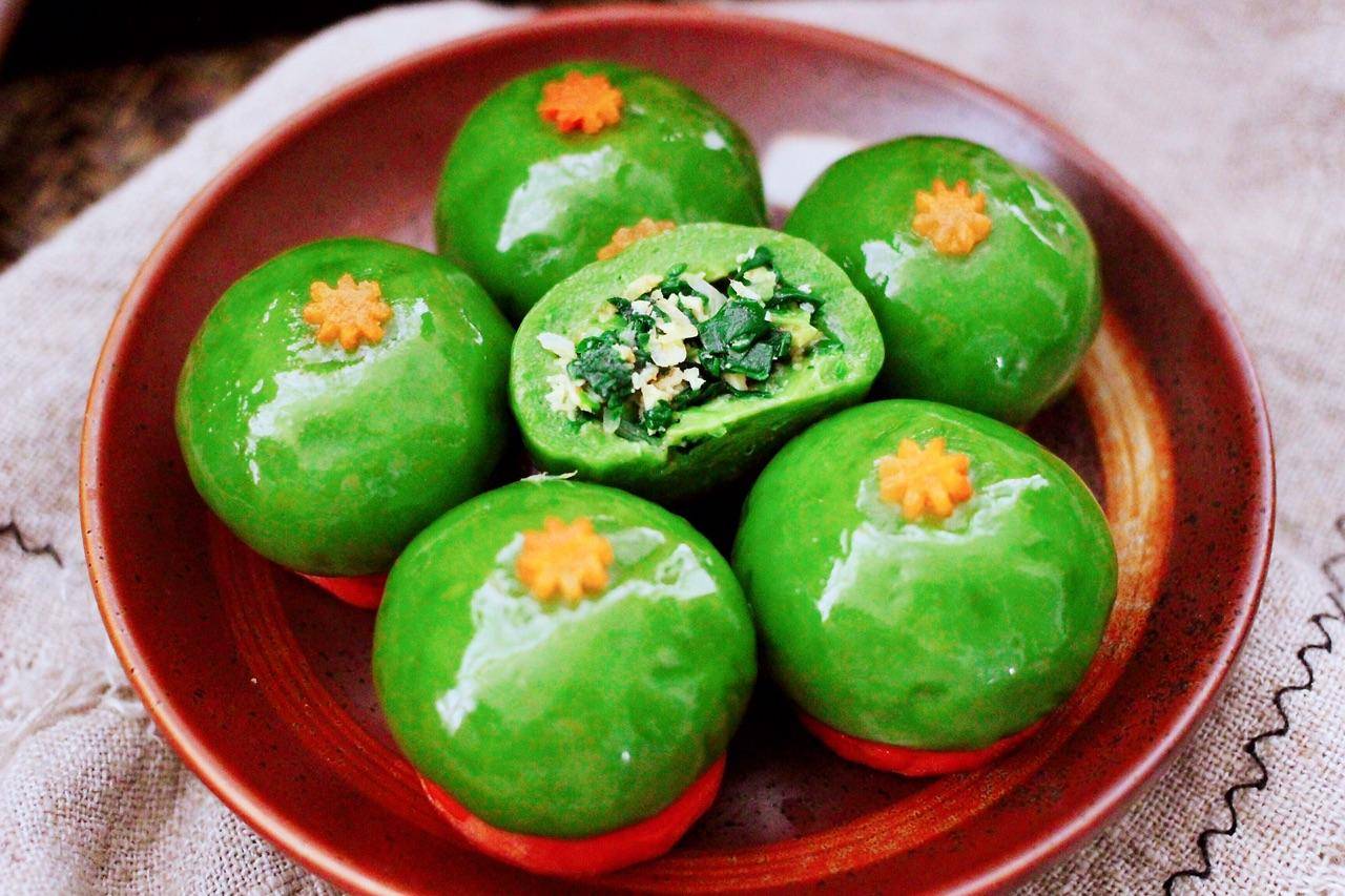 青团又称清明果,清明粑,清明团子,艾草青团等,叫法多样.