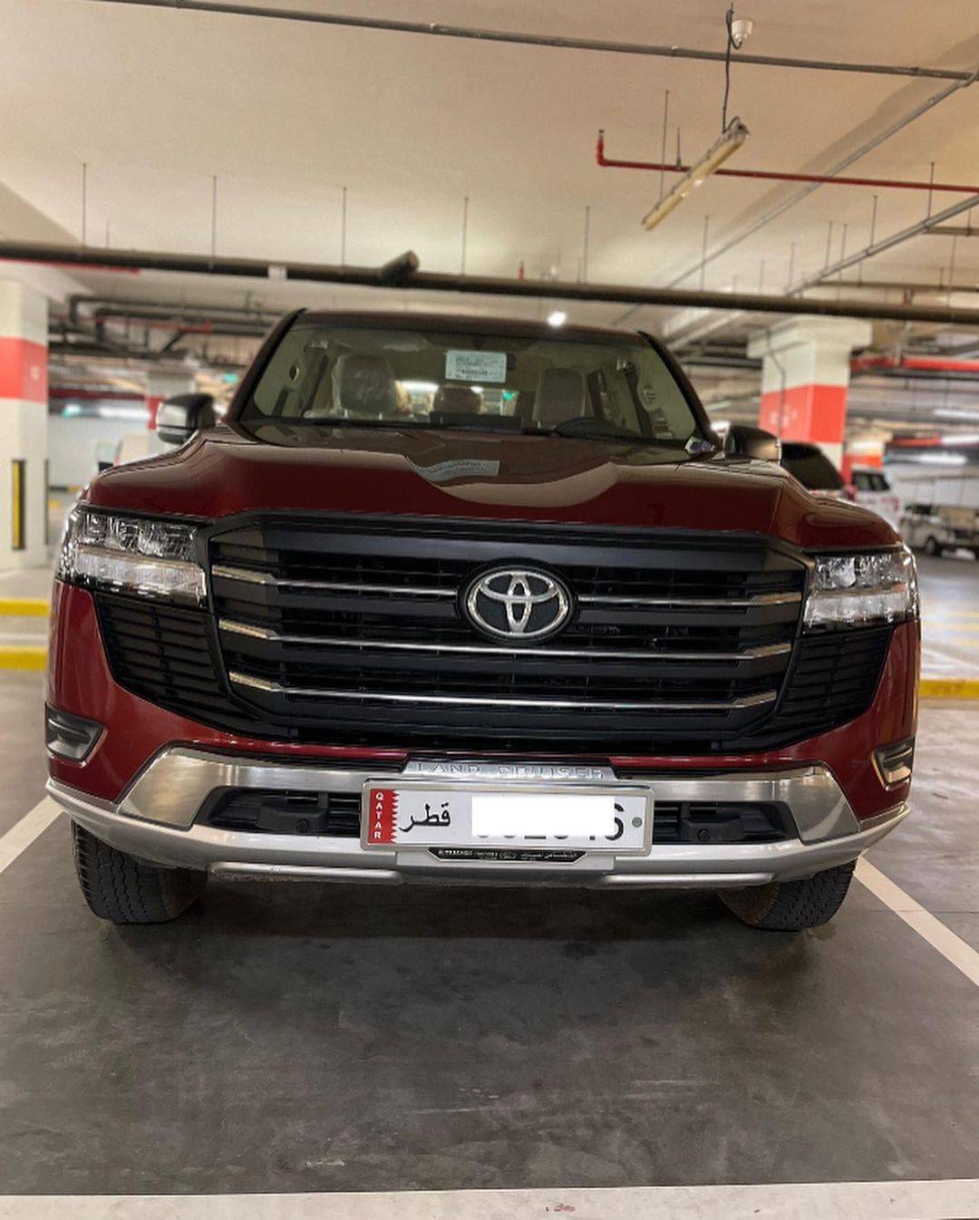 配置不高红色的非常抢眼全新丰田兰德酷路泽海外街拍