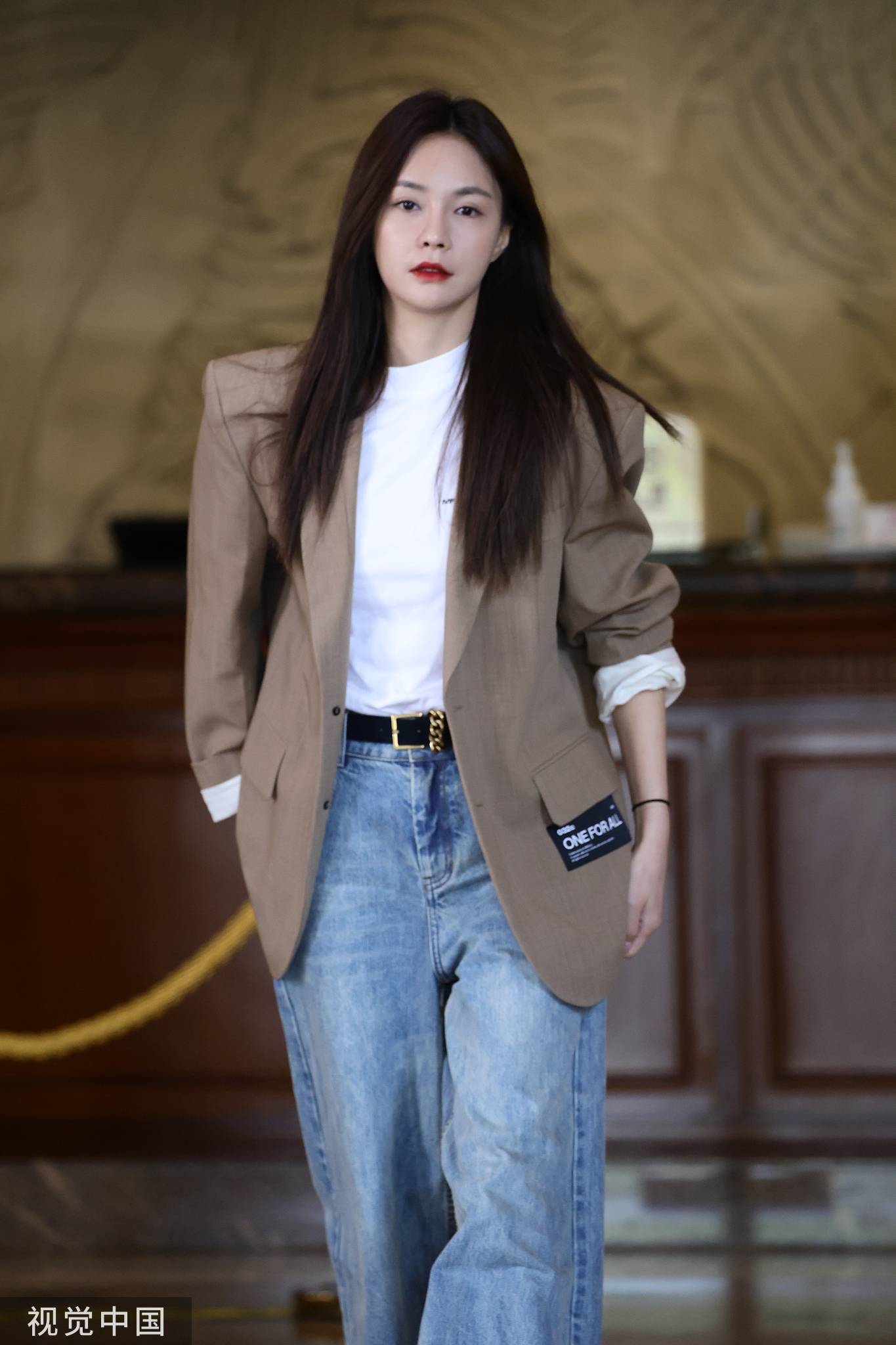 沈梦辰穿着休闲仪态优雅 懒理怀孕传闻心情大好