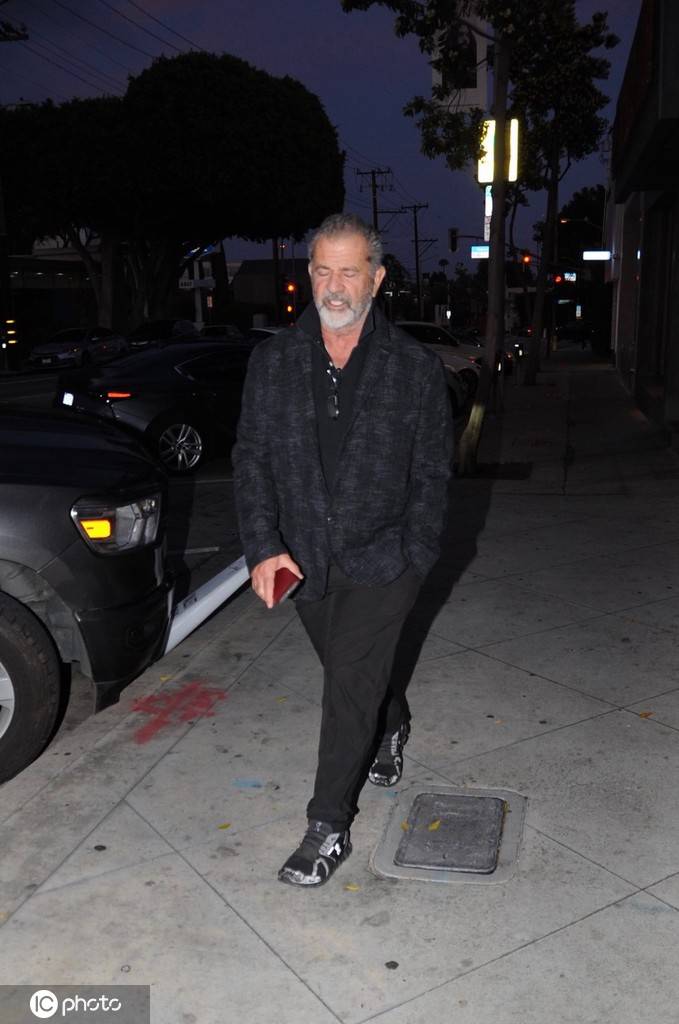 演员梅尔吉布森身着休闲西装搭宽松休闲裤