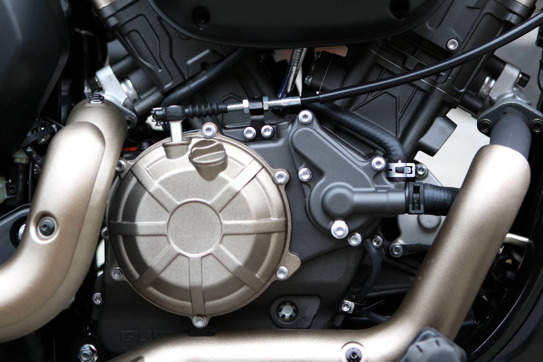 qjmotor闪300s的发动机为v型四冲程双缸,排量296cc最大马力达到30