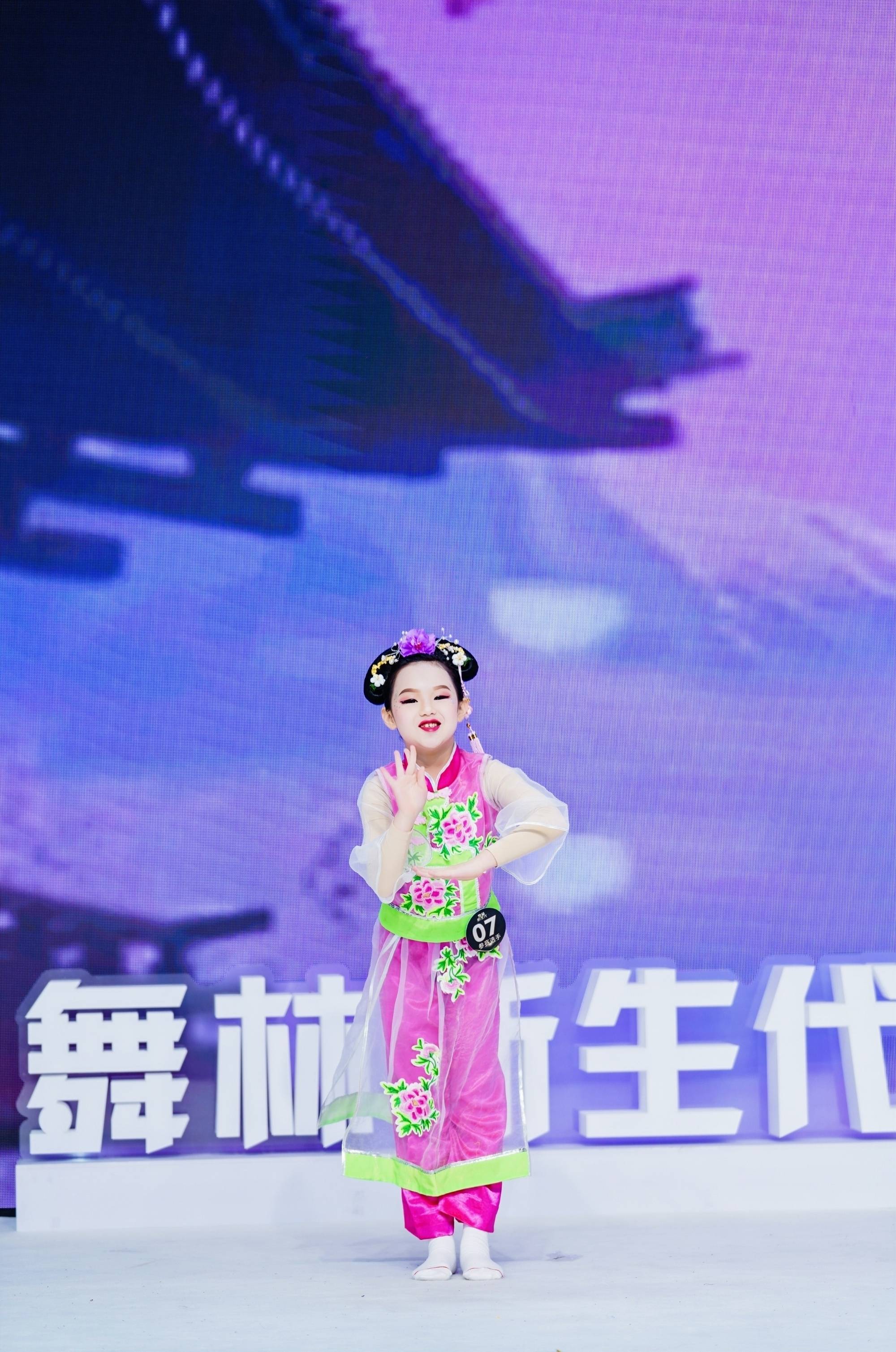 专访舞林新生代广州明星梁雨倩争取获得好成绩让更多人认识到我