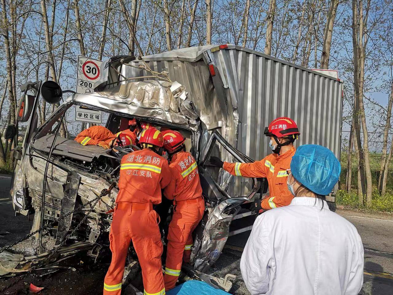 险借道超车出事故湖北天门消防火速救援被困司机