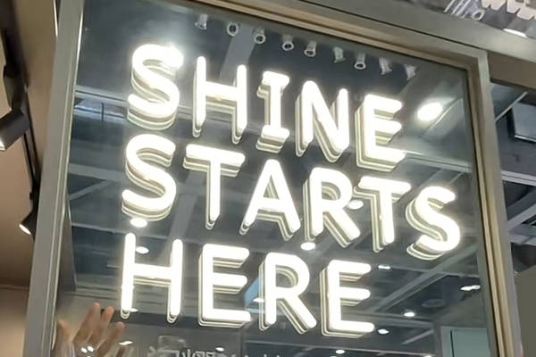 第十五类发光字:玻璃导电发光字;采用玻璃为介质通电的发光字叫玻璃