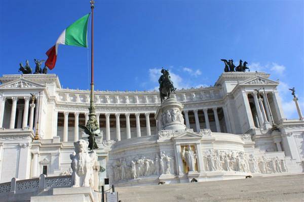 罗马是意大利共和国的首都和最大的城市,也是全国政治,经济,文化和