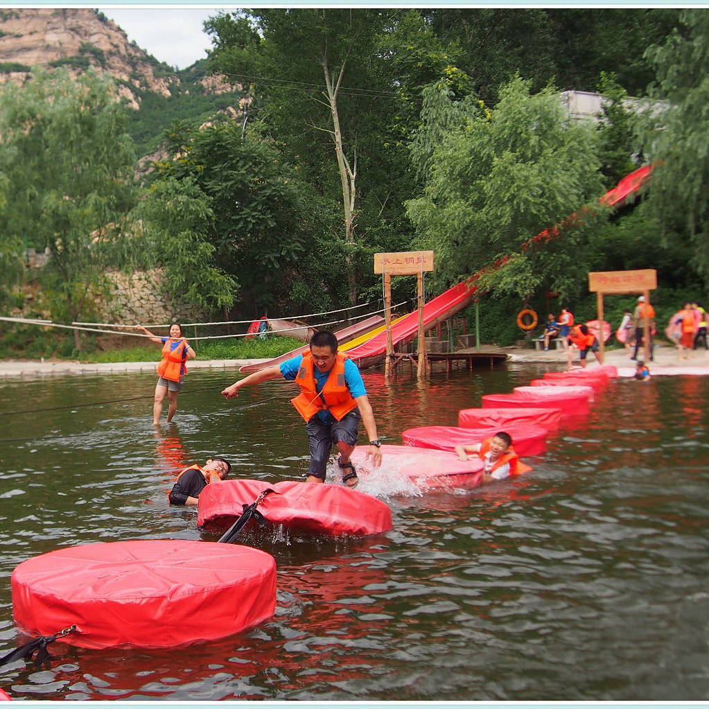 最近火爆的水上浮桥,水上闯关,水上拓展