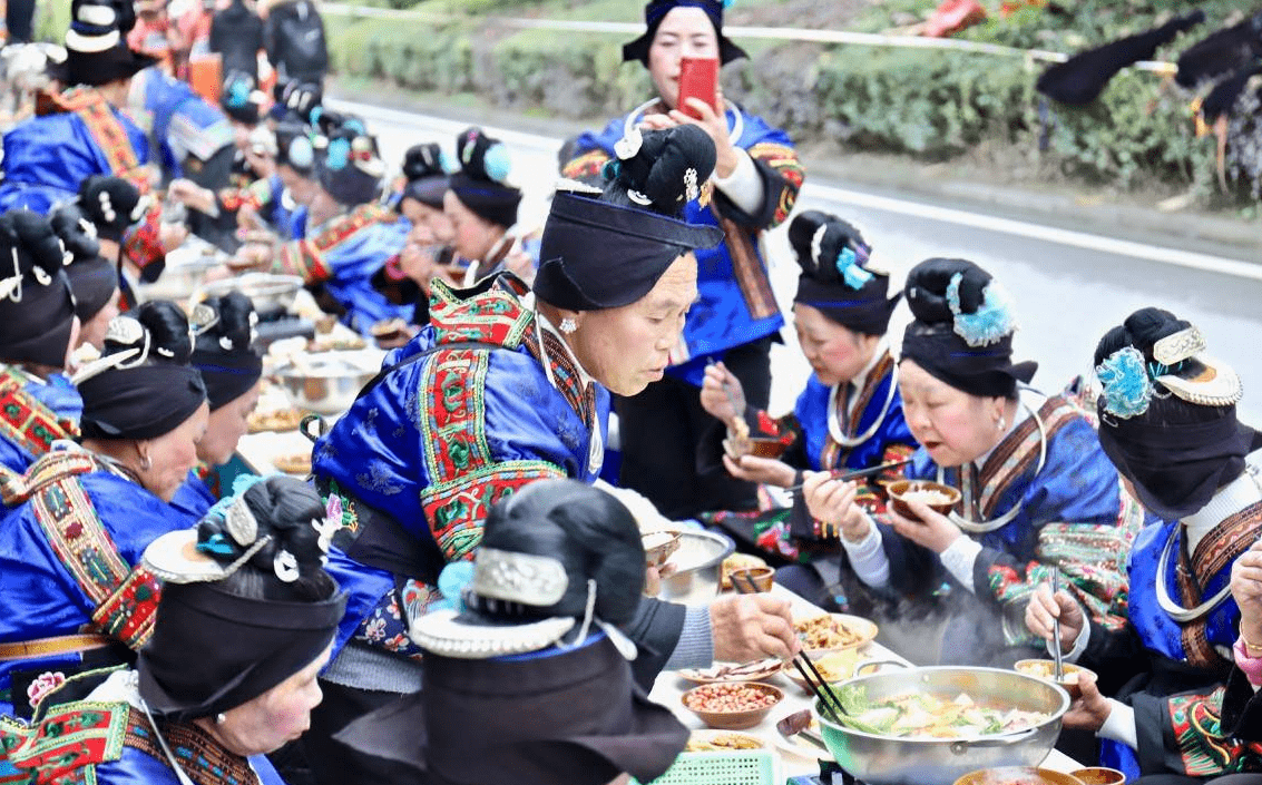 原创去西江苗寨过年品当地原始长桌宴苗族阿妹手里的酒杯千万别接