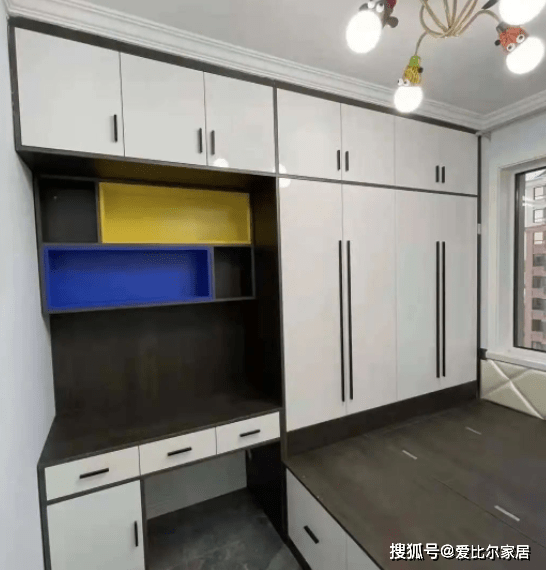 黑胡桃色定制家具搭配质感高光柜门,尽是高端优雅的视觉享受