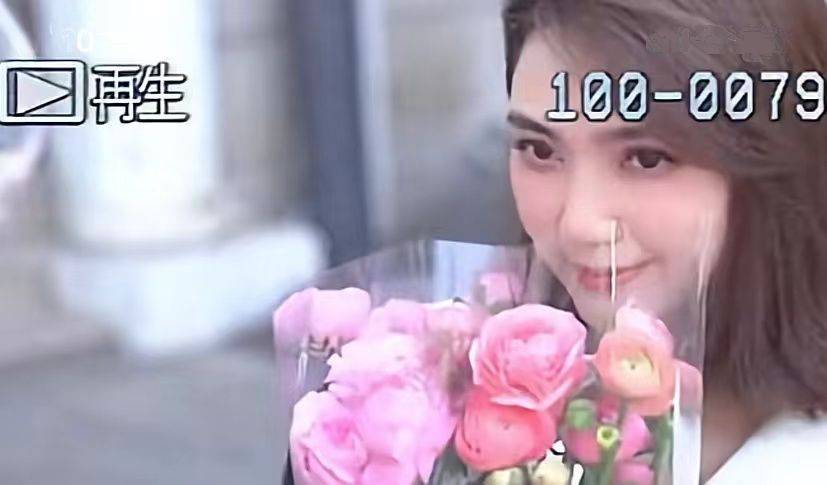 50岁洪欣近照曝光 穿花裙唱歌扮嫩 网友 美人也会发福 张丹峰 花丛 都想