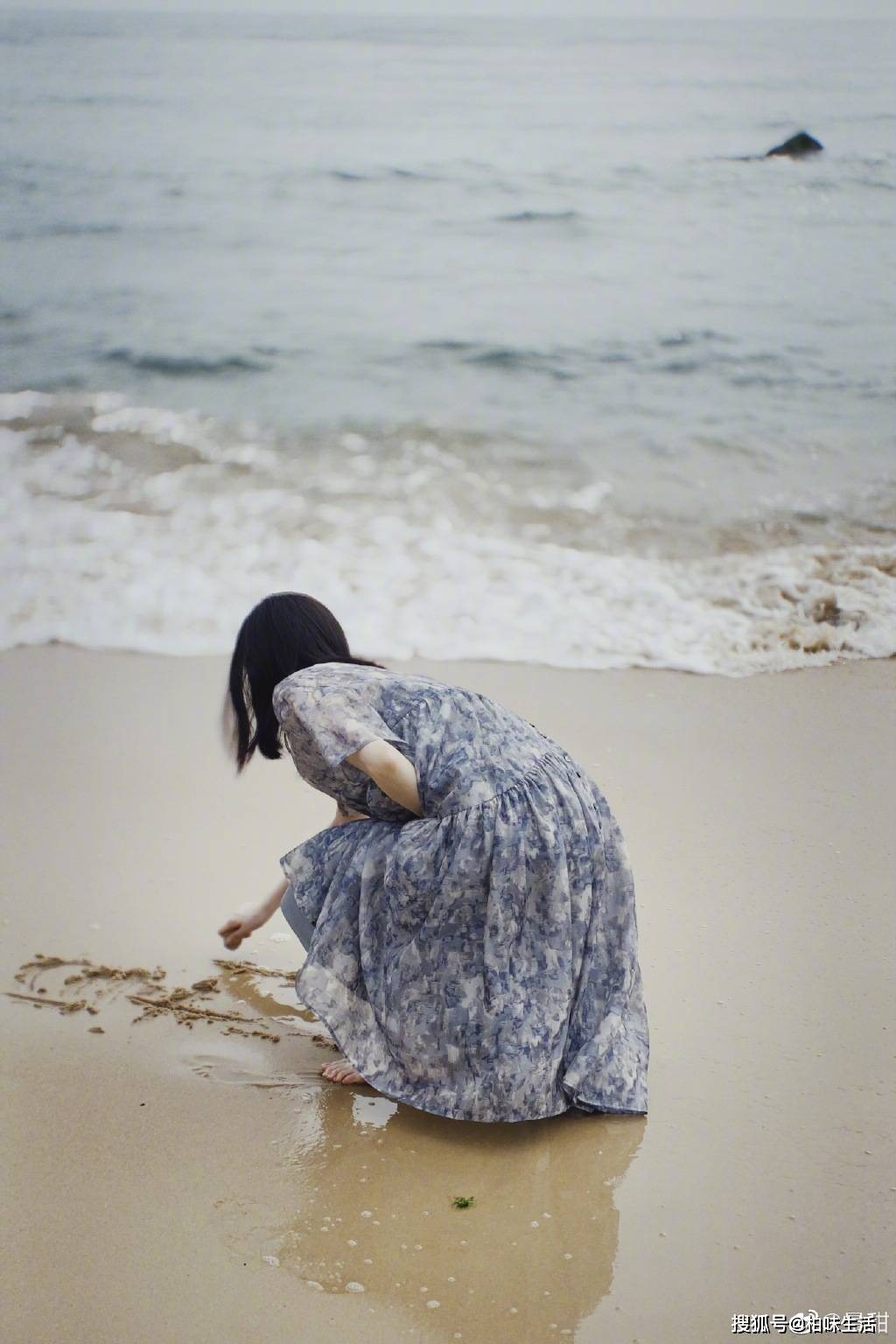 景甜穿碎花纱裙美丽大方一头短发飘逸灵动海边漫步气质优雅