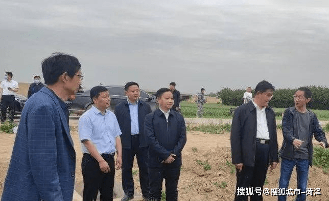 牡丹区委书记尹茂林一行到王浩屯镇督导检查小麦条锈病防治工作