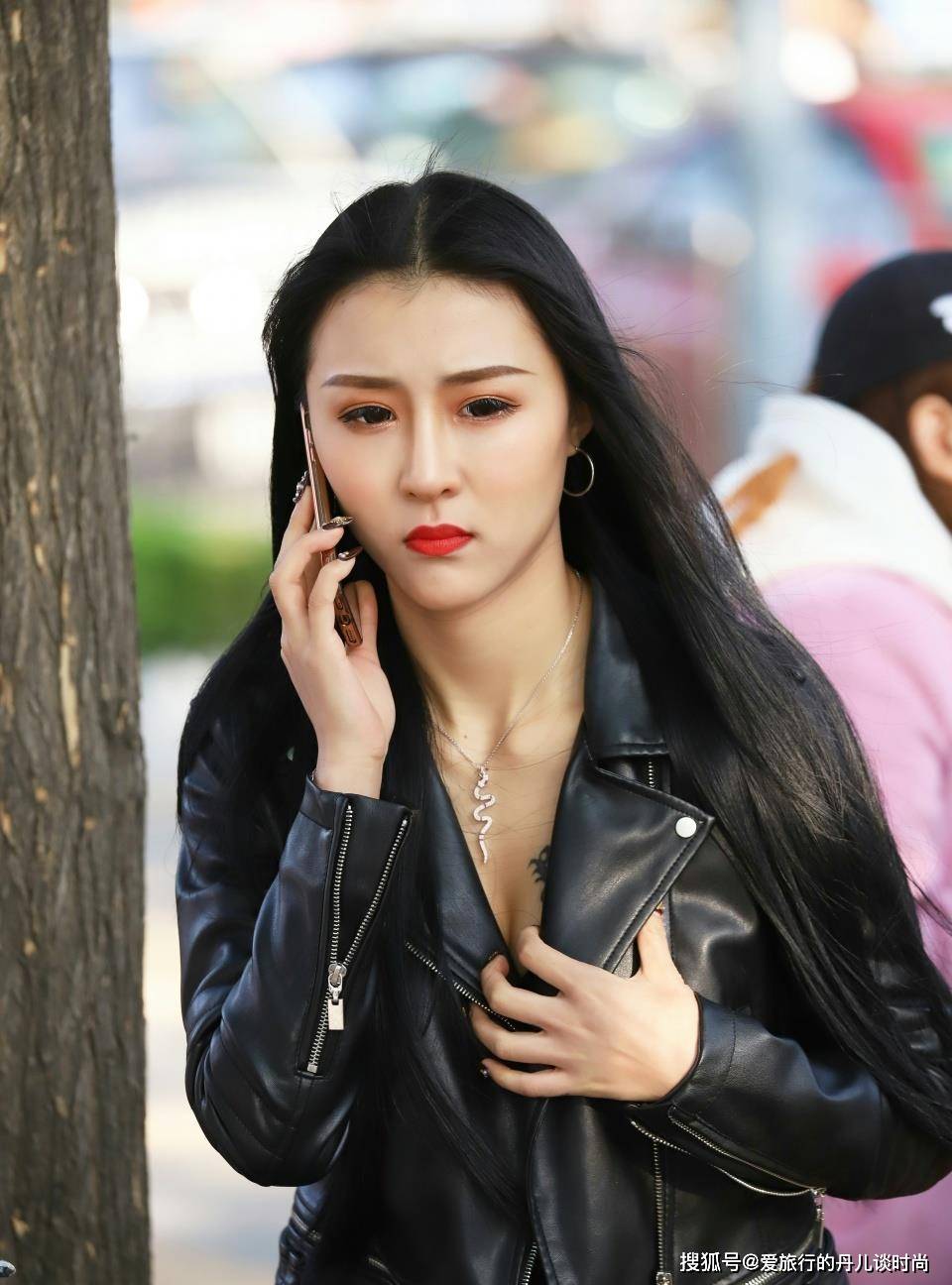 身材高挑的小姐姐身穿黑色皮衣又甜又酷搭配蓝色修身牛仔裤增添了个性