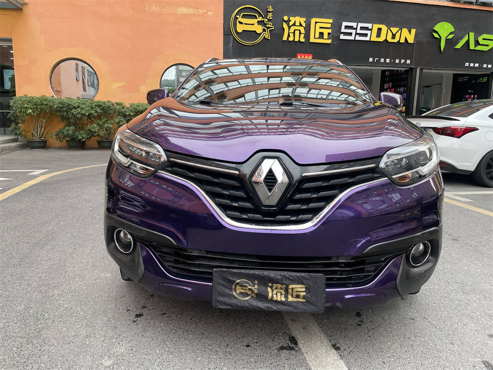 这是东风雷诺科雷嘉改色贴膜金属紫后的施工效果,金属紫色彩细腻有