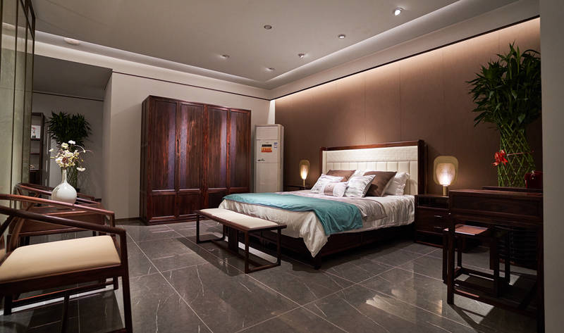 志成红木卧室系列产品,以"厚德载物""和美德馨"为造物理念,设计简洁