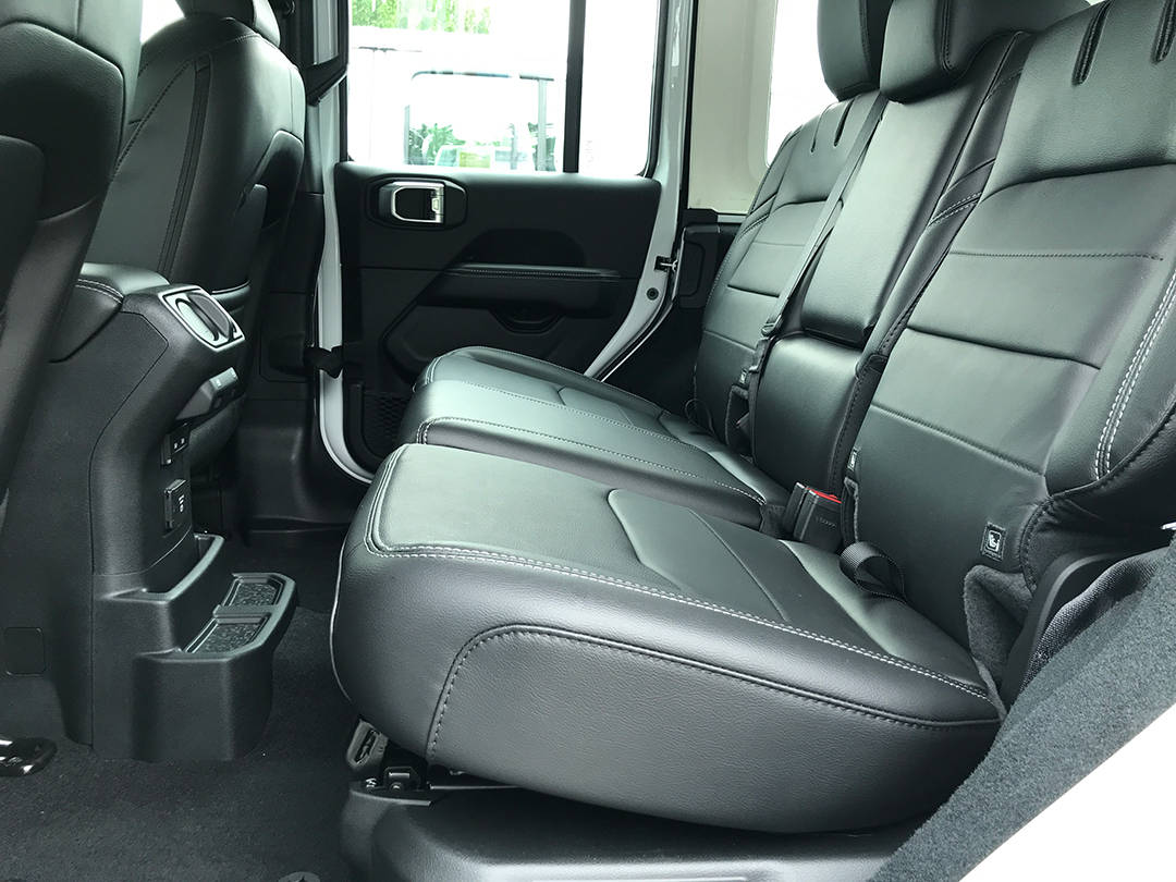 混动版牧马人由于第二排座椅下方有动力电池组,所以后排座椅无法放平.