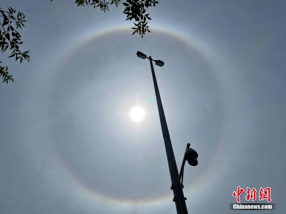 今日北京上空出现完整日晕景观