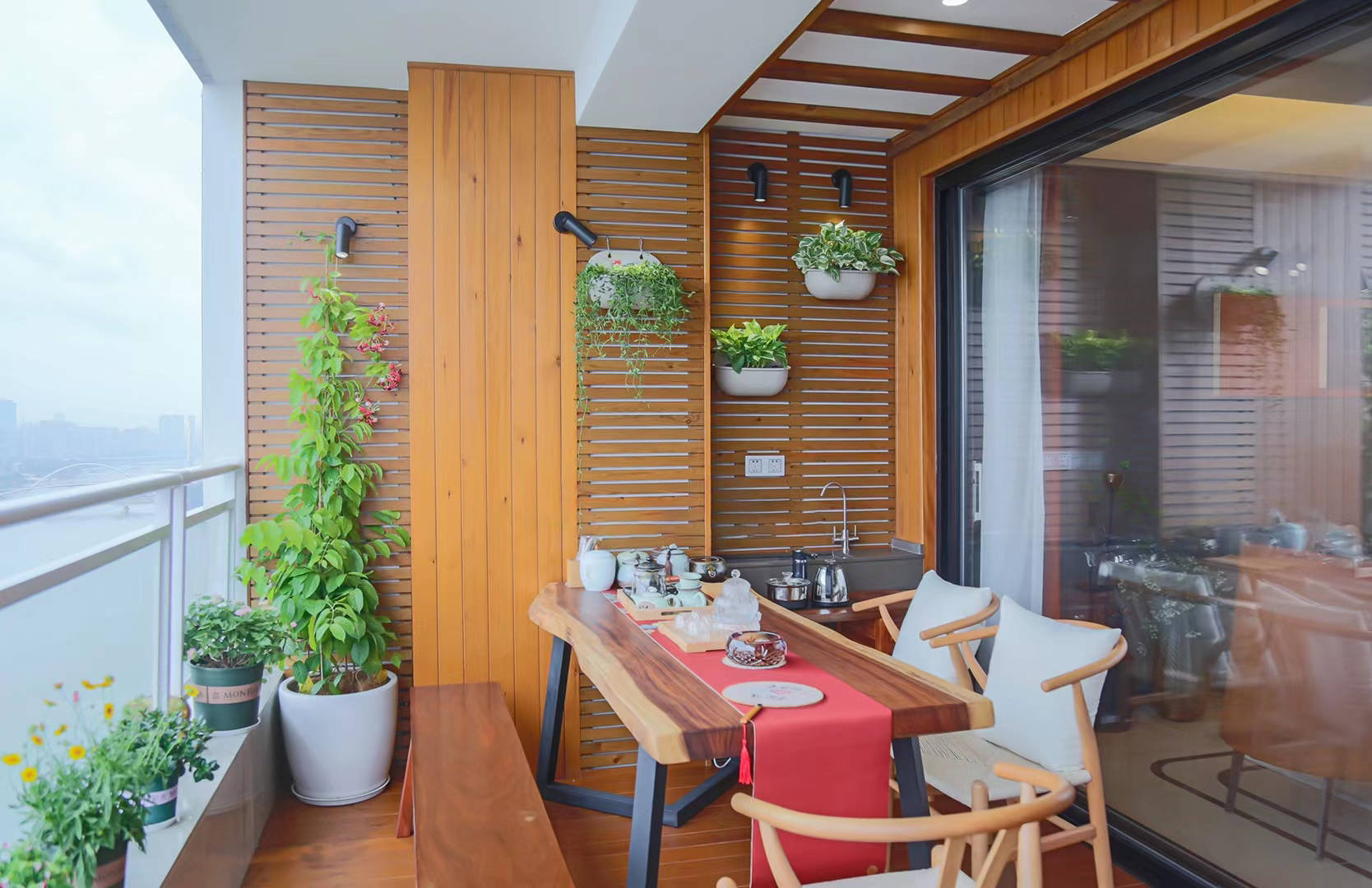 中式风格的茶室阳台应怎么装修设计广州木阳台设计公司给您参考