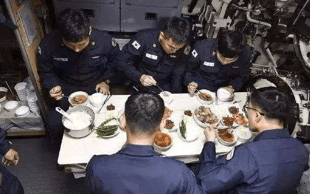 潜艇兵的伙食到底有多好,士兵又是怎么吃饭的呢?为何需要快速吃完?_这