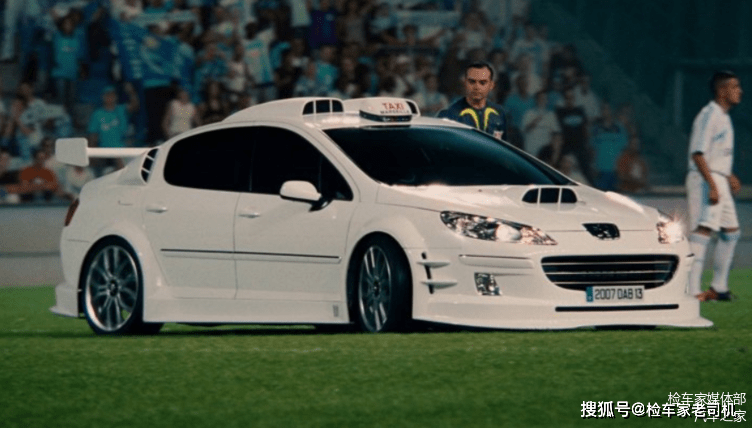 而是一部法国电影《的士速递4》,主角那辆爆改标致407出租