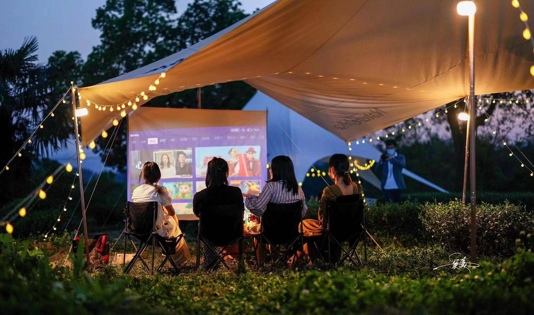 趣味休闲活动,天幕遮阳棚可配备露天影院看看电影