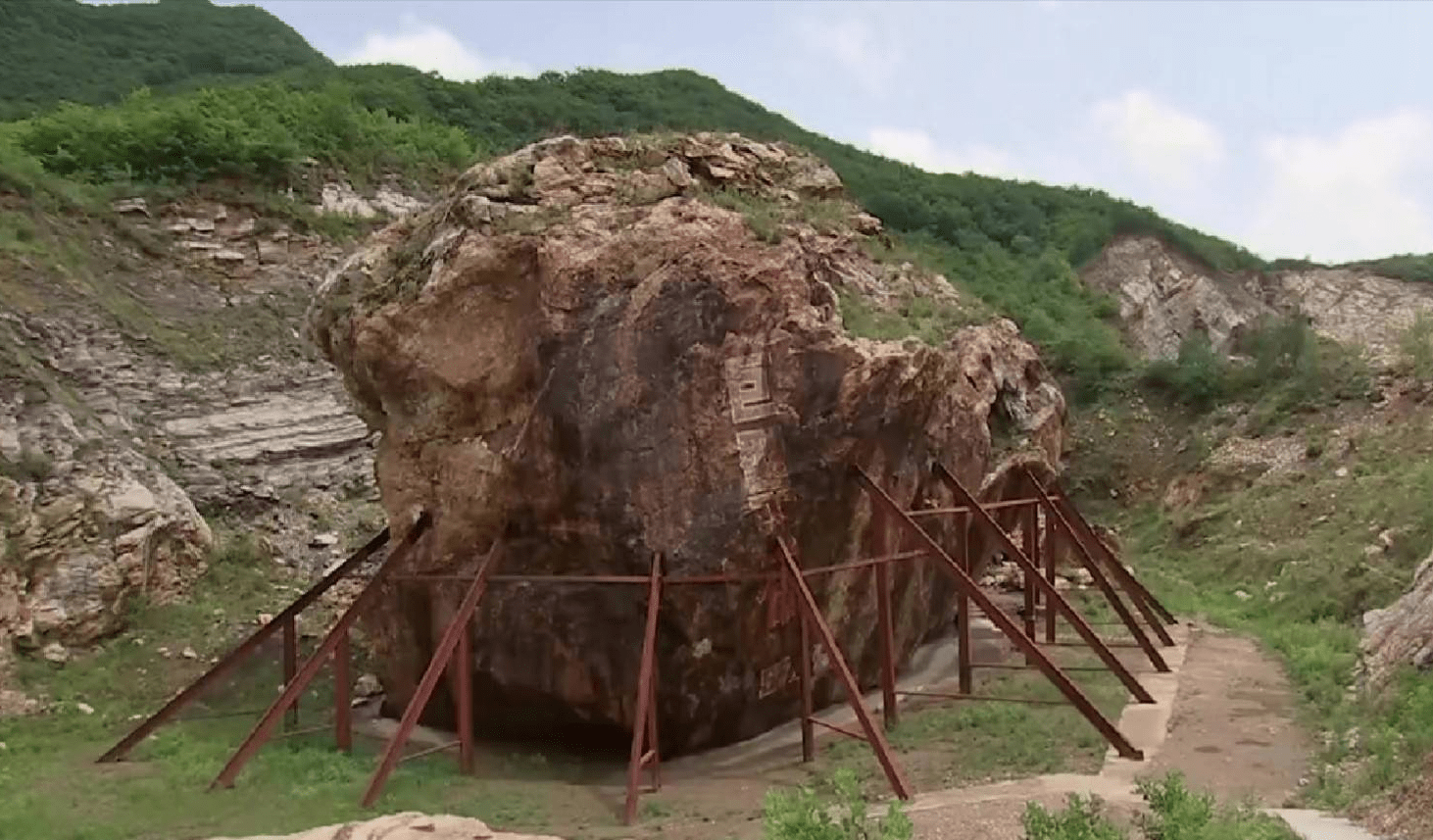 原创辽宁鞍山哈达碑镇玉石村的巨型玉石料总重量超过6万吨世界独有