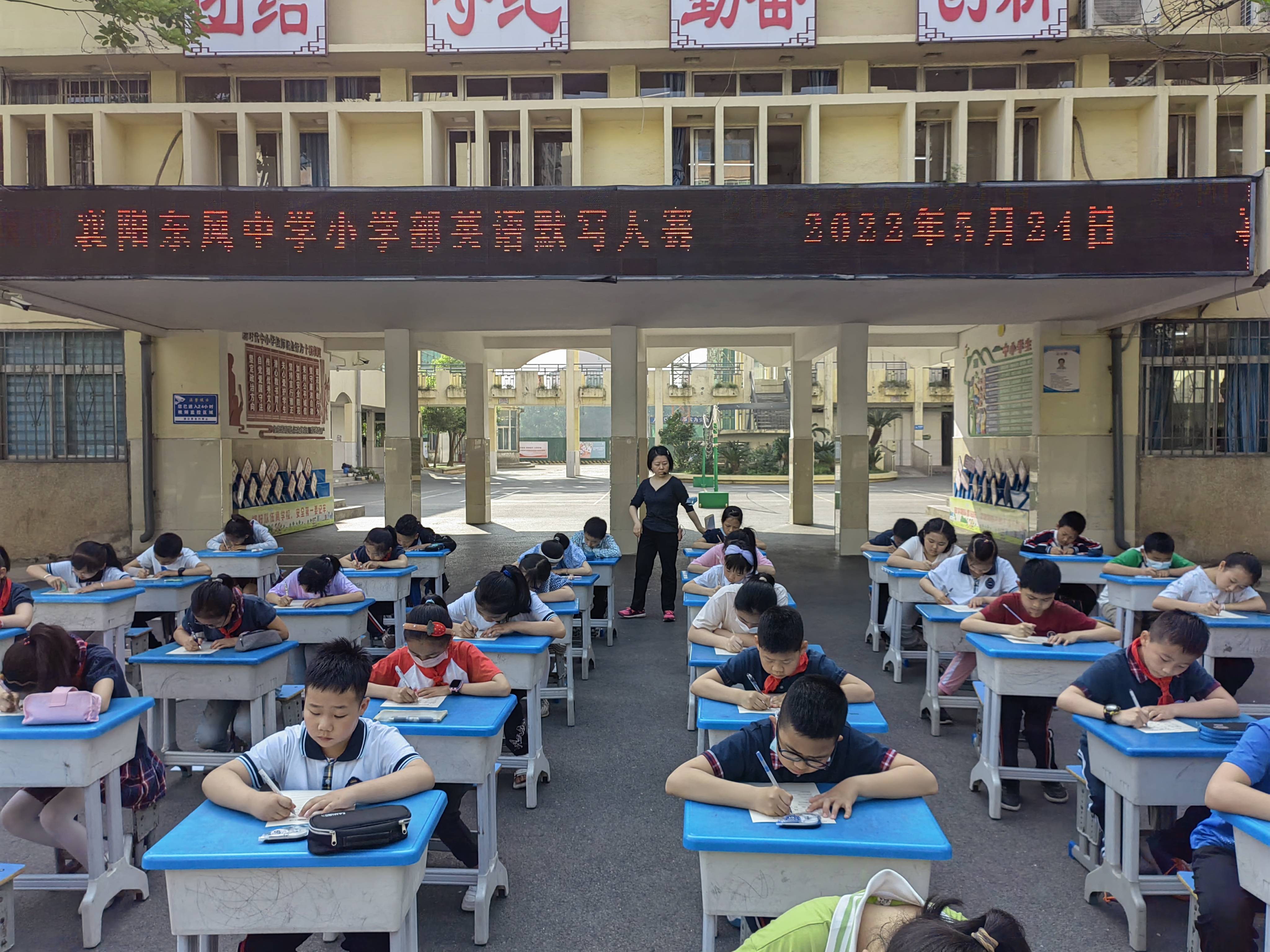 襄阳东风中学校长图片