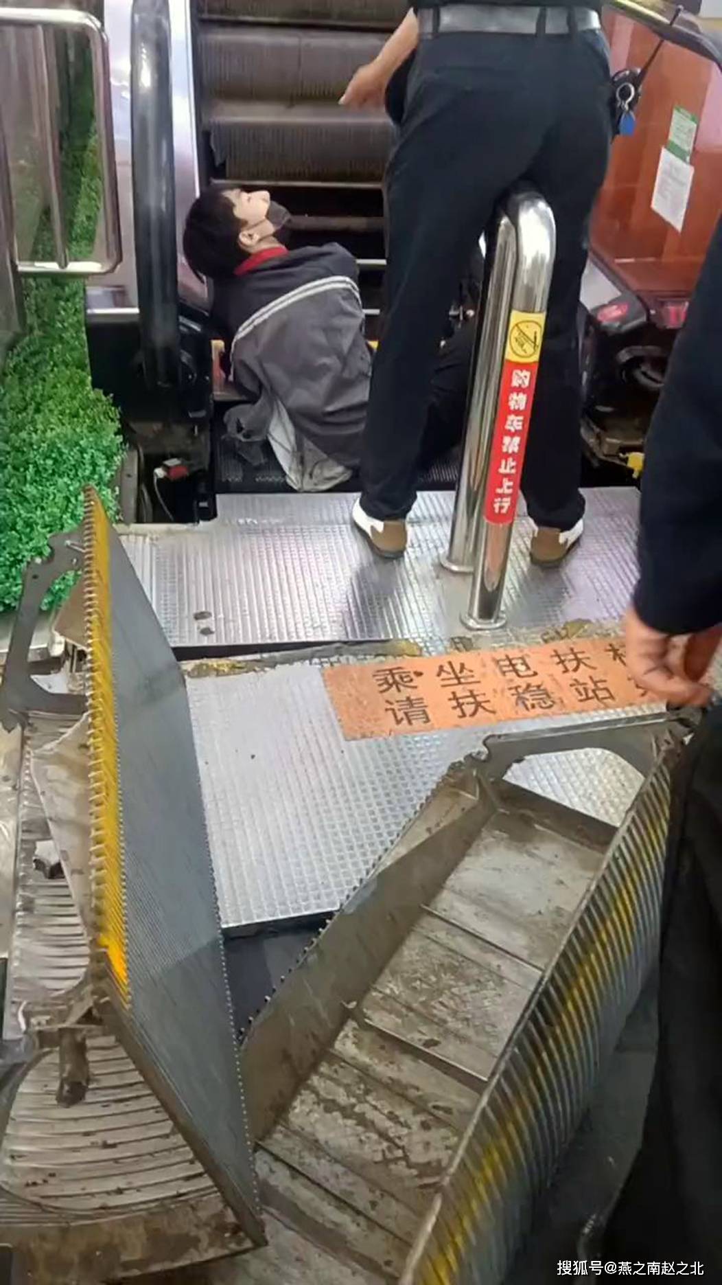 保定一小伙商场维护电梯发生意外卡住部分身体受伤