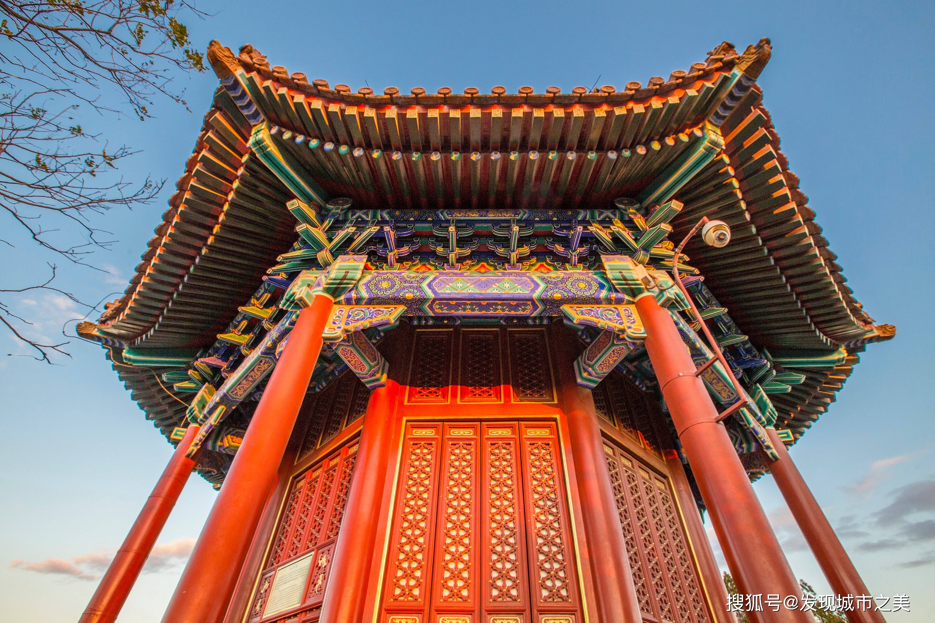 中国古建筑多使用飞檐翘角的屋面到底有什么讲究