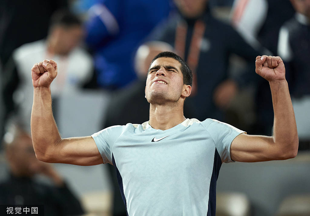 组图阿尔卡拉斯生涯首进法网八强振臂高呼庆祝