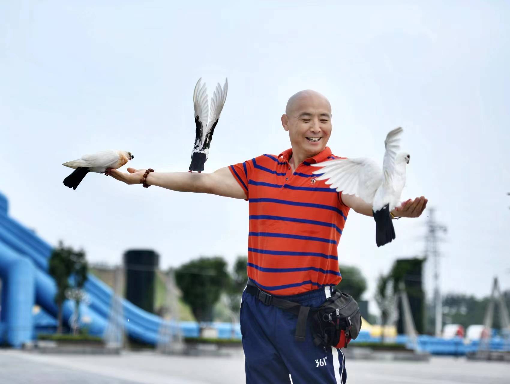 当被问及年长之人或女性能否学习摔跤,马建国教练谈起一则他在国外