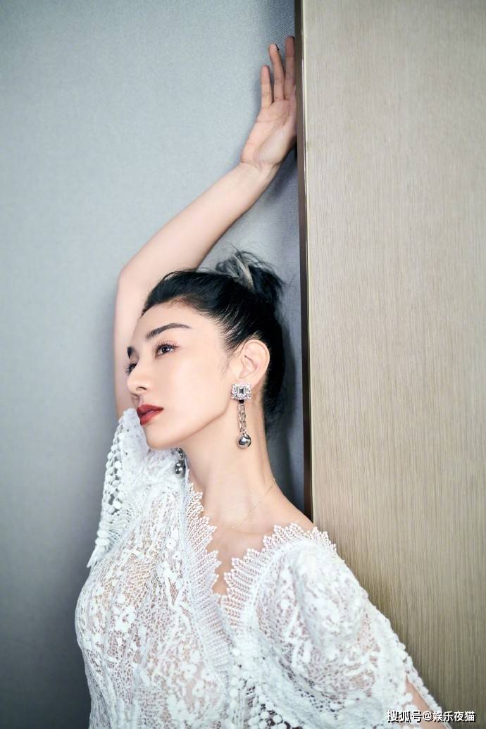 黄奕穿一袭蕾丝高开衩长裙拍写真大秀美背-搜狐大视野-搜狐新闻