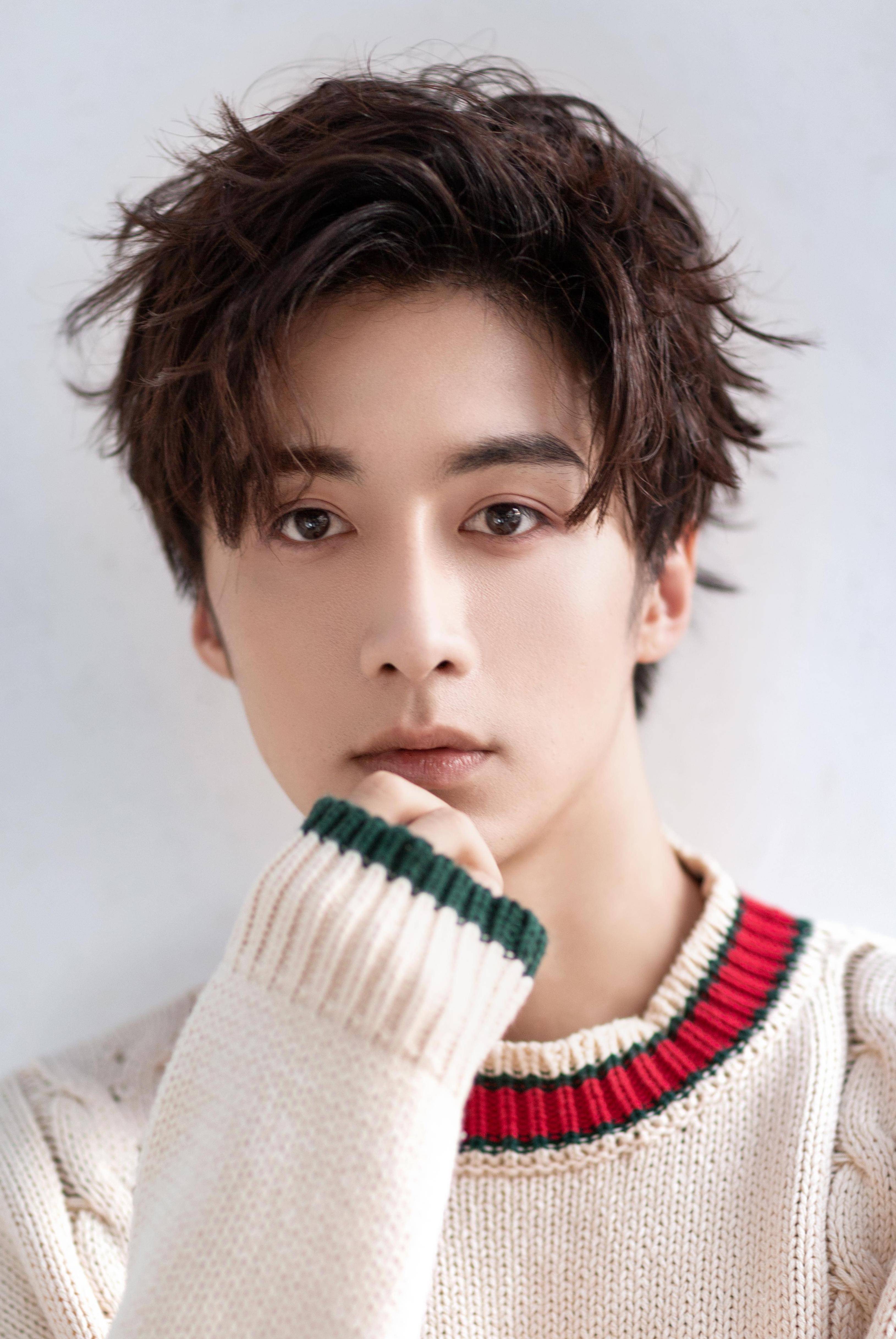 新生代男演员的身份中在湖南卫视新生主持人综艺《快乐大本营》电视剧