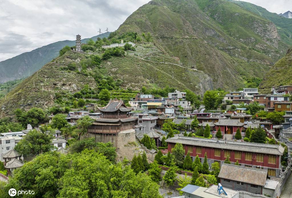 四川理县薛城里的筹边楼千年茶马古镇绿意正浓