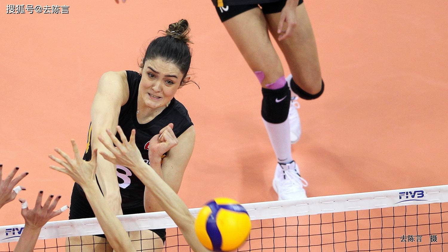 前瞻 世联赛李盈莹隔网对轰卡拉库尔特_中国女排_土耳其_居内什