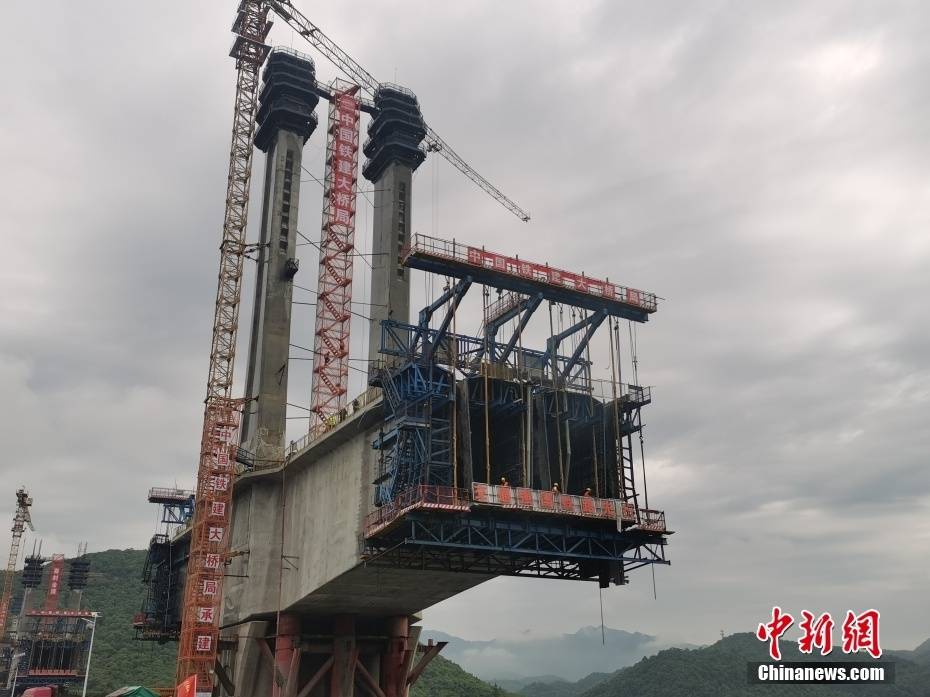 中国高铁最大跨度多塔矮塔斜拉桥首个主塔封顶-搜狐大视野-搜狐新闻