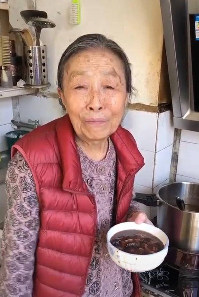 张少华曝光住处84岁自己做饭墙壁发黄太寒酸