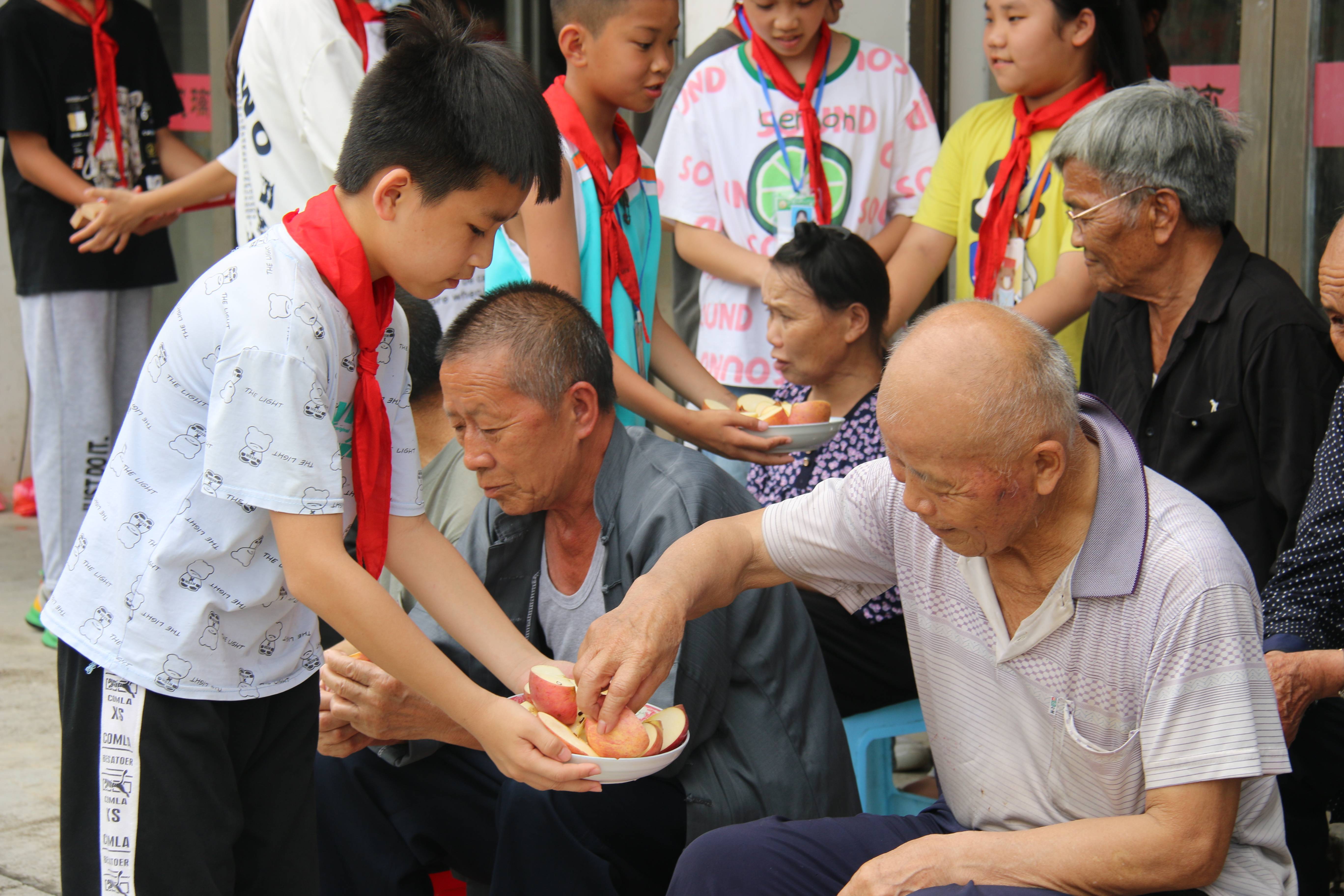 从江县洛香镇中心小学开展情系端午节,爱在敬老院 主题教育活动