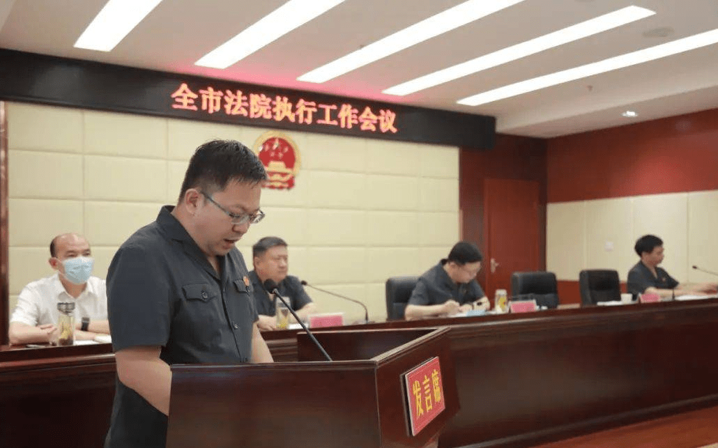 区委书记张伟在致辞中指出,卫东法院在推进法治卫东建设中,全力服务