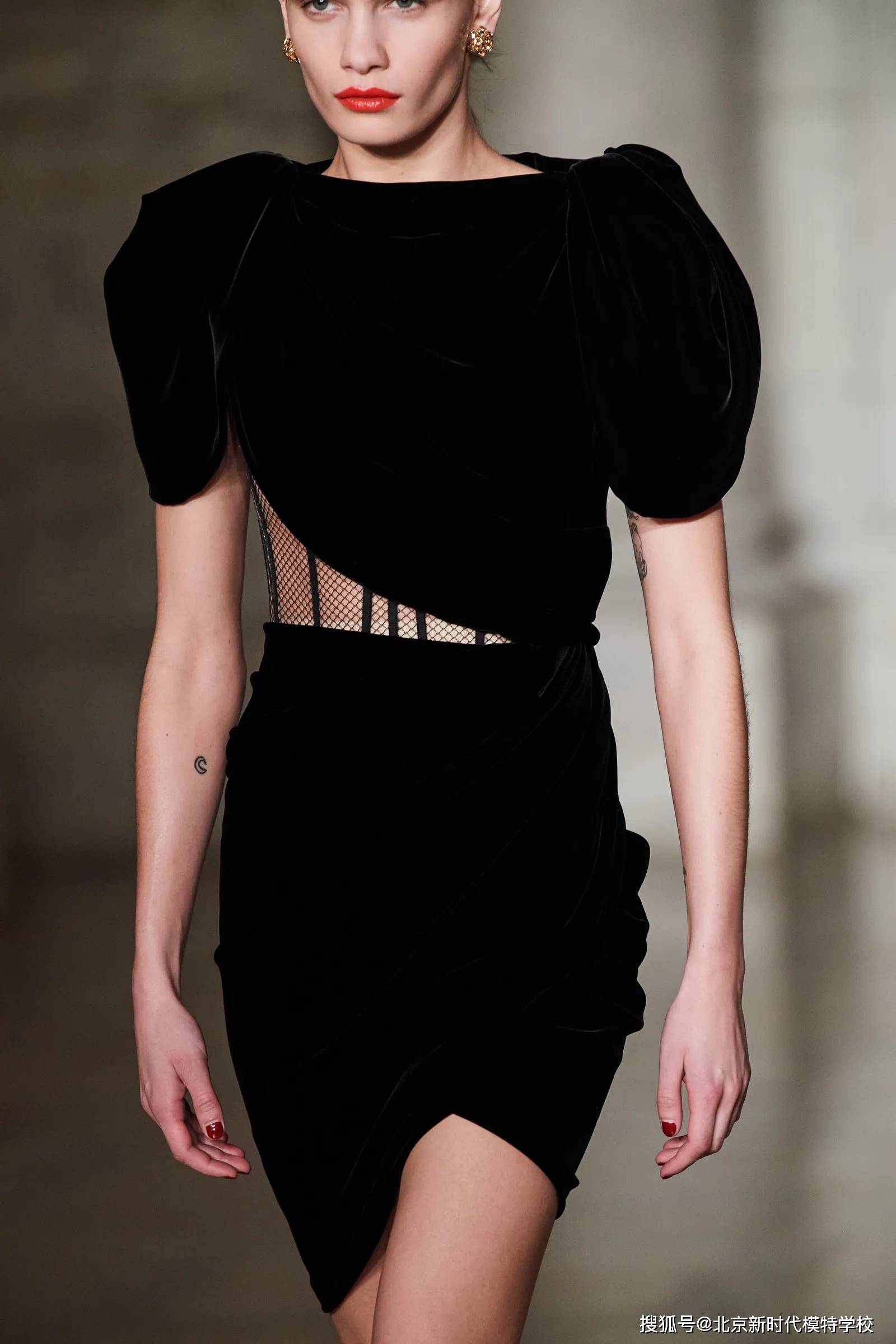 模特们的最日常的基础训练