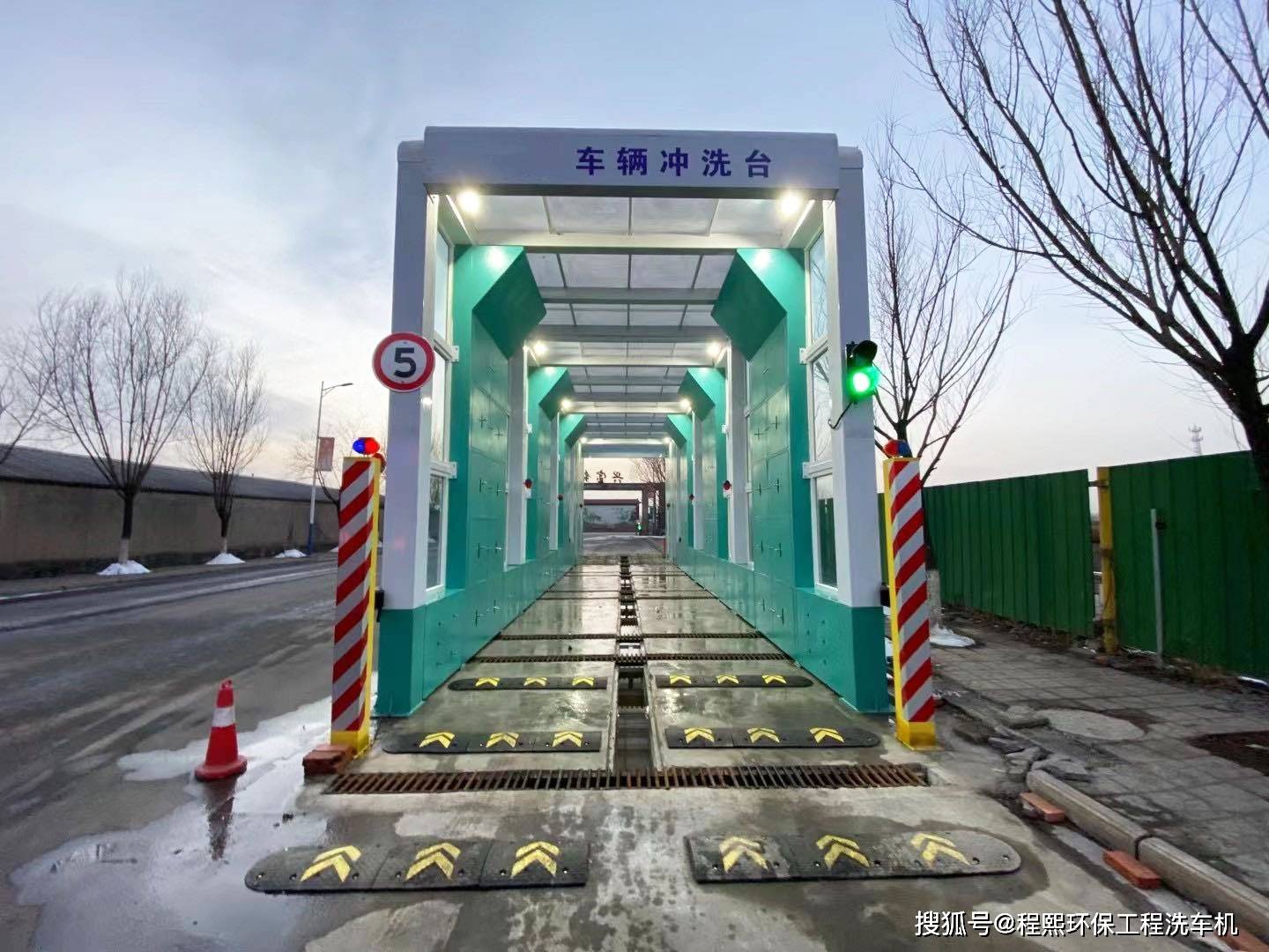 龙门式全自动洗车机超低排放轻松清洗工程车辆