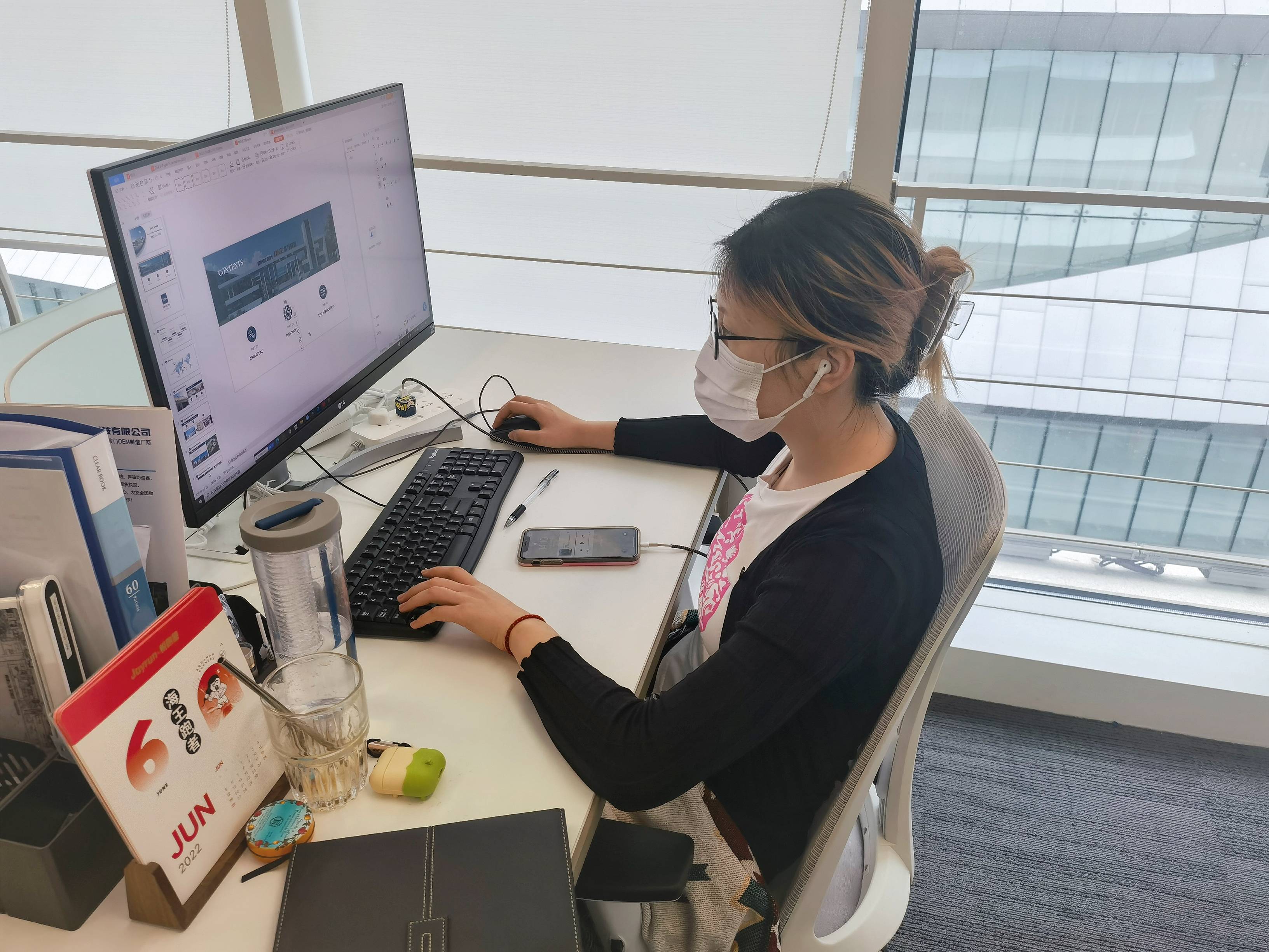 办公室内,员工们佩戴好口罩各自忙碌在自己的岗位上,各个团队确保尽快