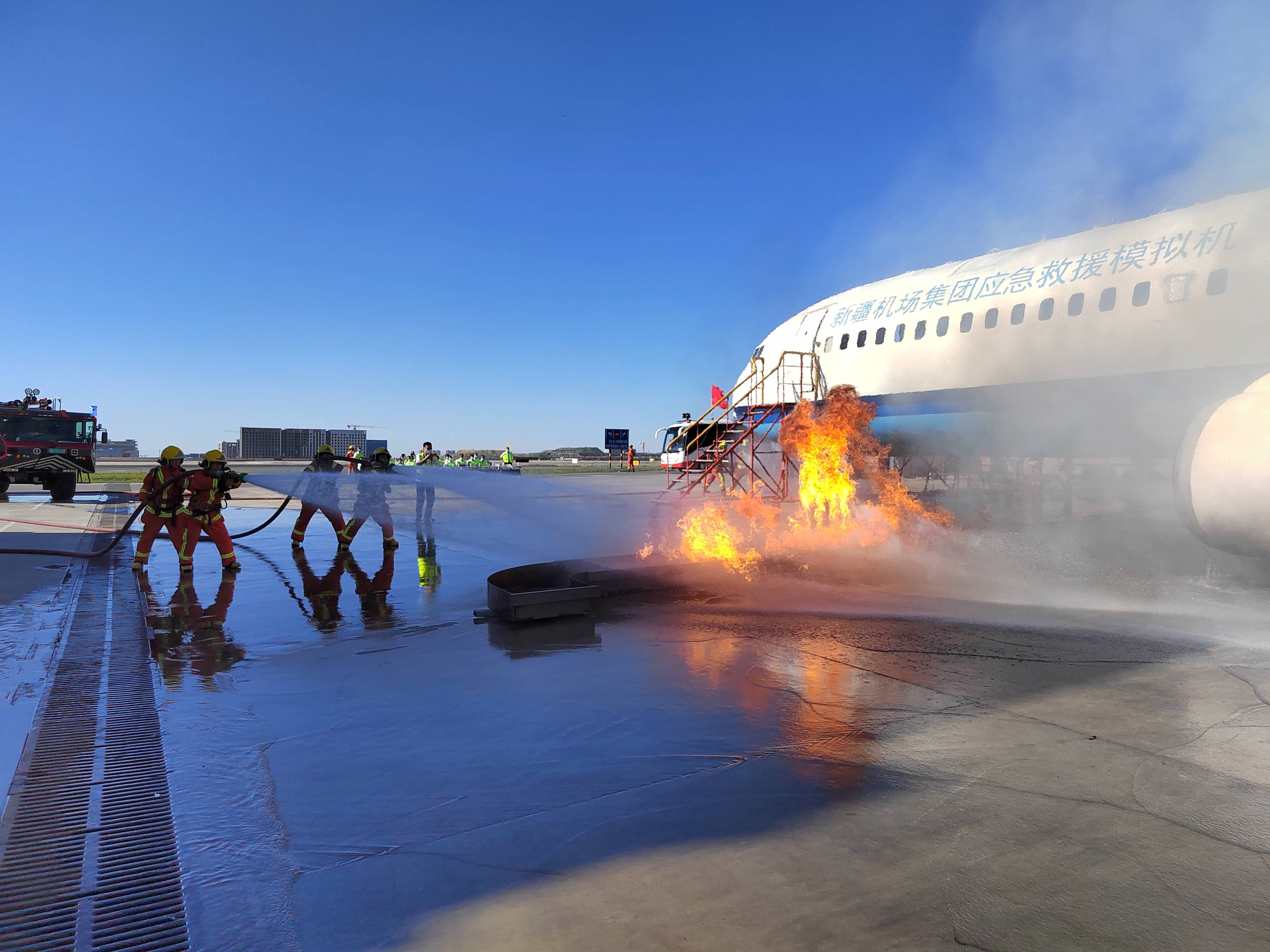 机场分公司航空安全保卫部观摩航空器火警现场处置演练